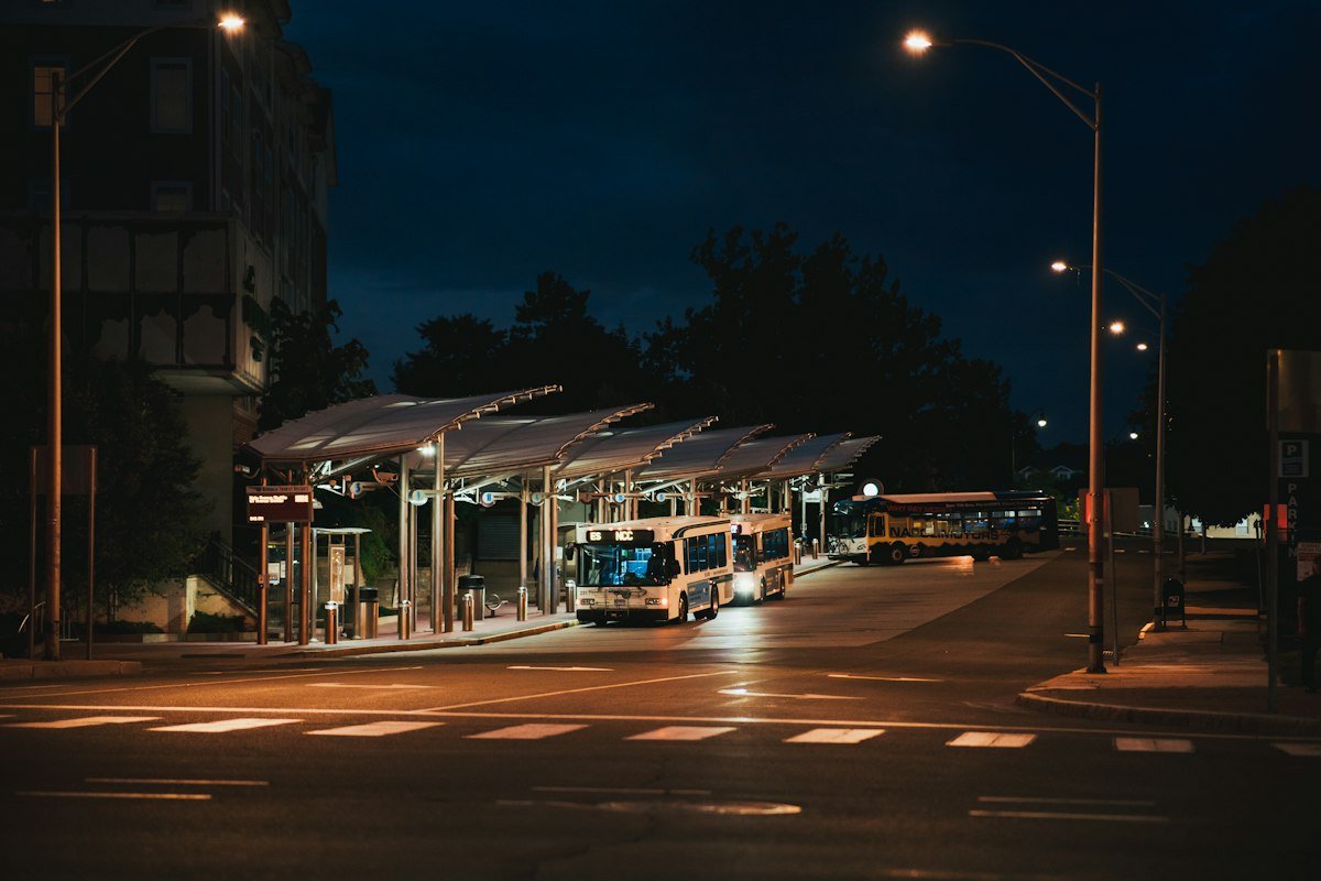 Passageiro aguardando em terminal rodoviário durante atraso de ônibus